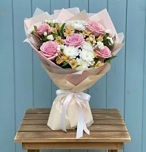 Букет цветов из:  Гвоздики, Орхидеи и Розы в Себежи