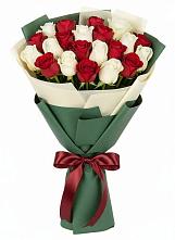 Букет Микс из красных и белых роз в Себежи