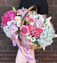 Композиция солнечный день в Себежи Цветочная композиция из Розы, Хризантемы, Пионы и Лизиантусы в корзине в Себежи