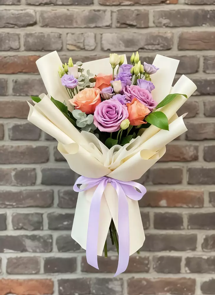 Букет цветов из: Лизиантусы и Розы в Себежи