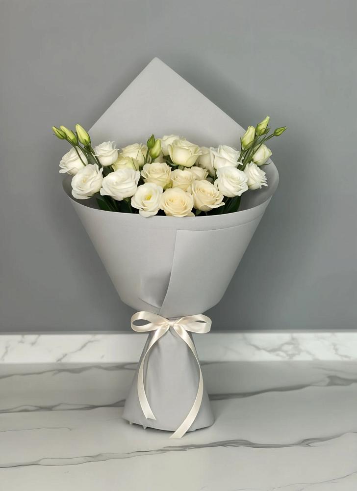 Букет цветов из: Розы и Лизиантусы в Себежи