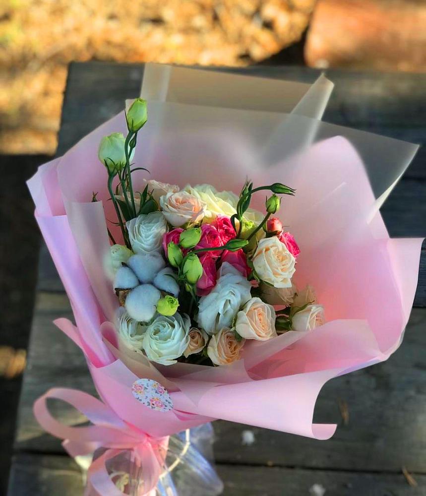 Букет цветов из: Розы и Лизиантусы в Себежи