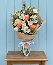 Букет цветов из:  Альстромерии, Лизиантусы, Розы и Хризантемы в Себежи