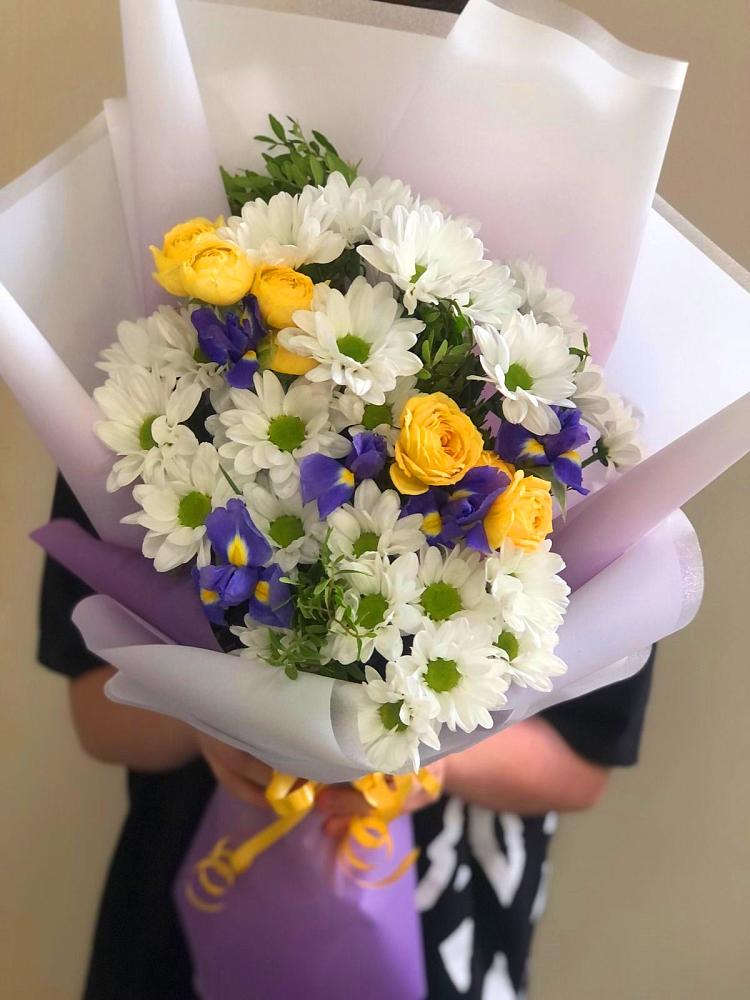 Букет цветов из: Ирисы, Хризантемы и Розы в Себежи