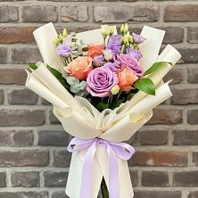 Букет цветов из:  Лизиантусы и Розы в Себежи