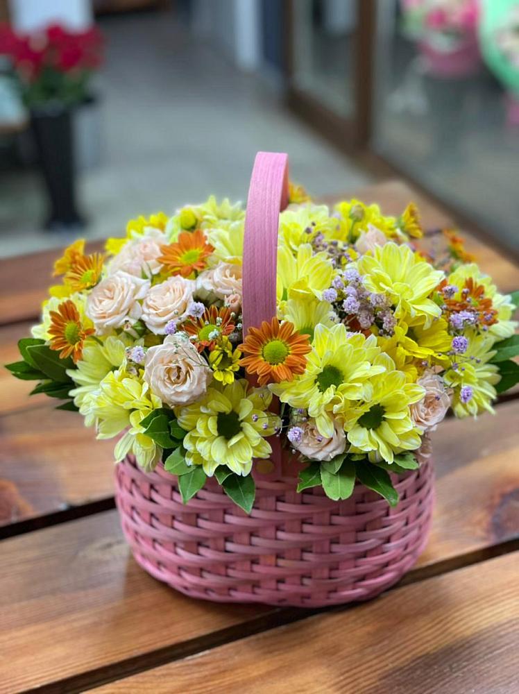 Цветочная композиция из Хризантемы и Розы в корзине в Себежи