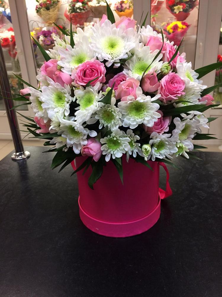 Цветочная композиция из Розы и Хризантемы в шляпной коробке в Себежи