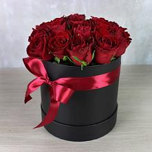 Цветочная композиция из Розы в шляпной коробке в Себежи