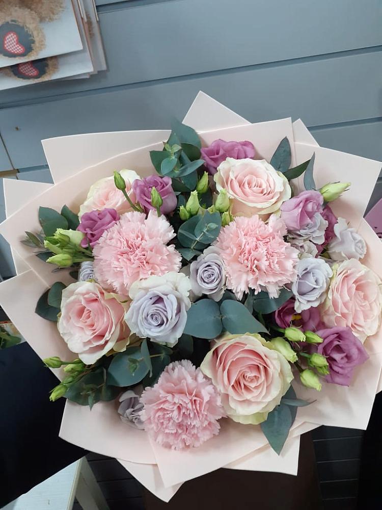 Букет цветов из: Розы, Гвоздики и Лизиантусы в Себежи